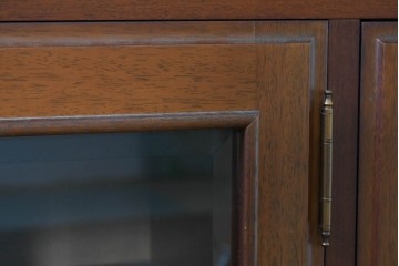 中古　美品　希少な廃番品　maruni(マルニ木工)　地中海ロイヤルシリーズ(ROYAL)　ゴールドの取手と面取り加工が上品なサイドボード　定価約30万円　(R-086342)