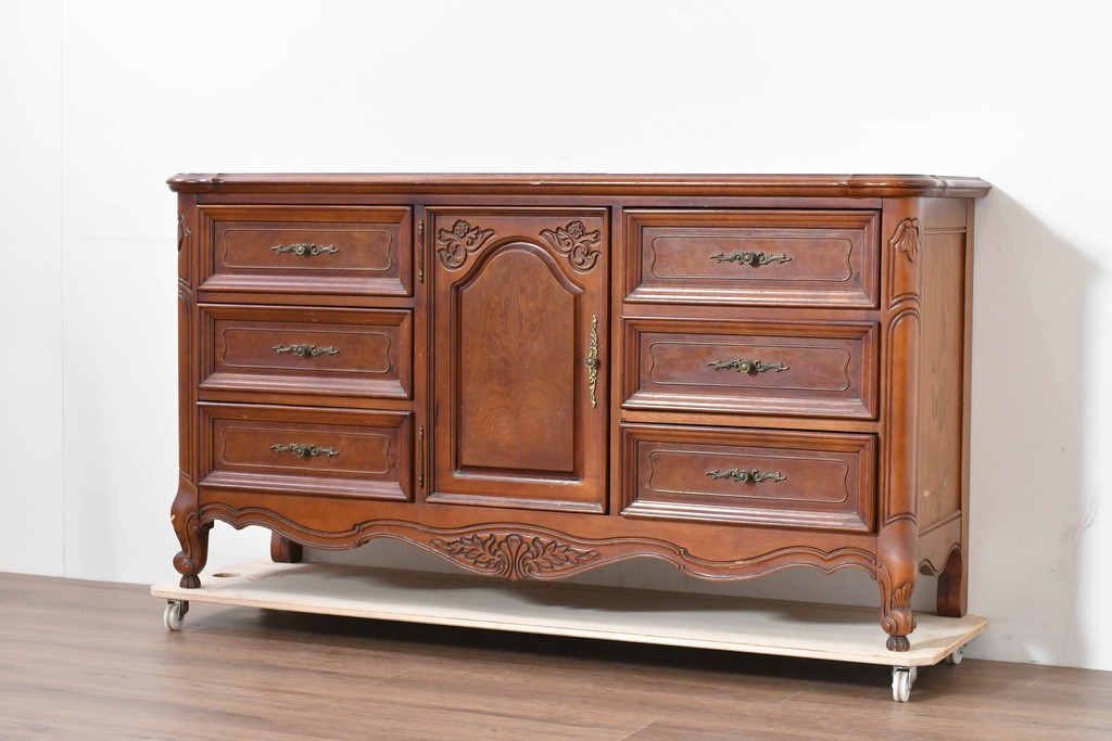 中古　美品　アメリカ輸入家具　繊細な木彫り装飾がエレガントなサイドボード　(R-086343)