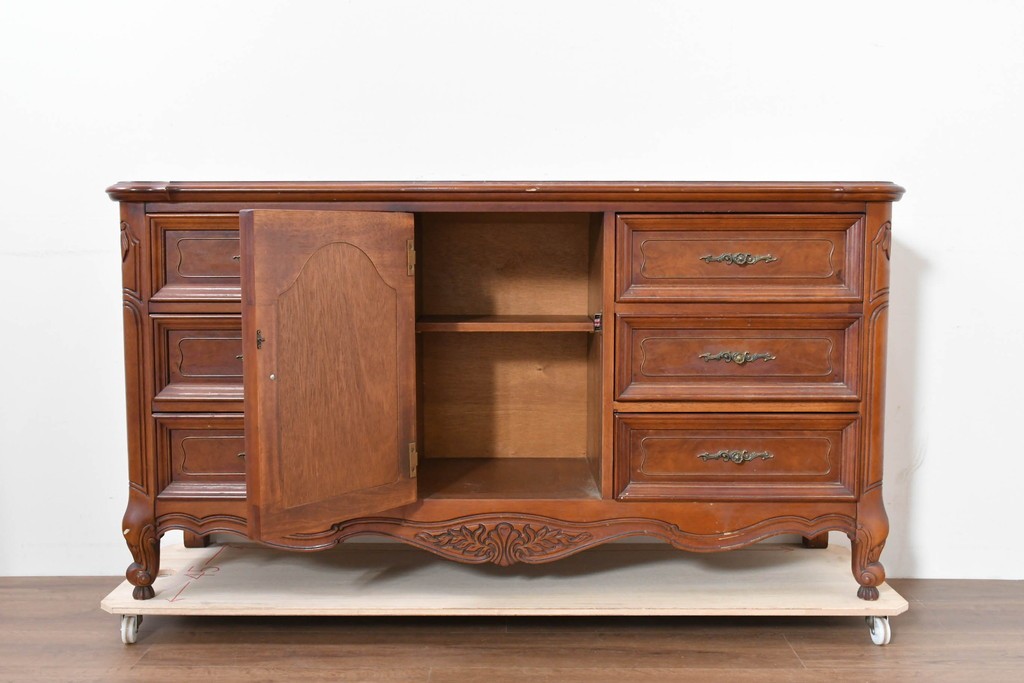 中古　美品　アメリカ輸入家具　繊細な木彫り装飾がエレガントなサイドボード　(R-086343)