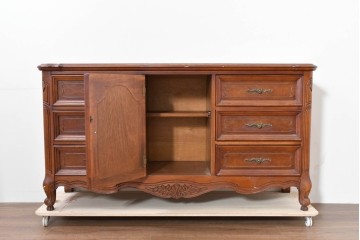 中古　美品　アメリカ輸入家具　繊細な木彫り装飾がエレガントなサイドボード　(R-086343)