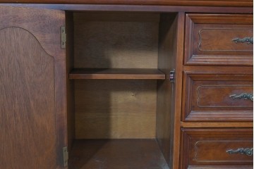 中古　美品　アメリカ輸入家具　繊細な木彫り装飾がエレガントなサイドボード　(R-086343)