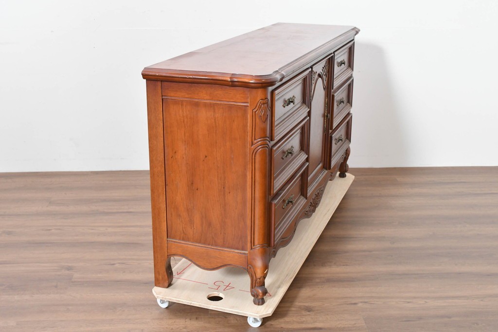 中古　美品　アメリカ輸入家具　繊細な木彫り装飾がエレガントなサイドボード　(R-086343)