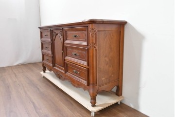 中古　美品　アメリカ輸入家具　繊細な木彫り装飾がエレガントなサイドボード　(R-086343)