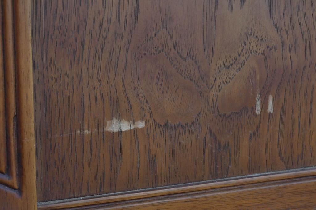 中古　美品　アメリカ輸入家具　繊細な木彫り装飾がエレガントなサイドボード　(R-086343)