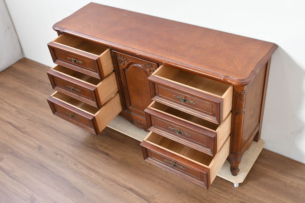 中古　美品　アメリカ輸入家具　繊細な木彫り装飾がエレガントなサイドボード　(R-086343)