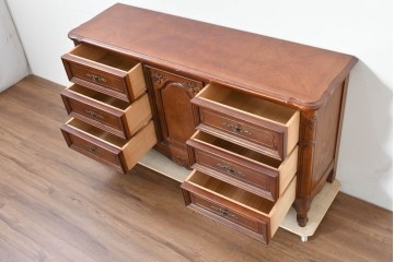 中古　美品　アメリカ輸入家具　繊細な木彫り装飾がエレガントなサイドボード　(R-086343)