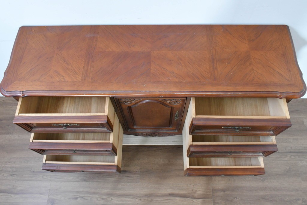 中古　美品　アメリカ輸入家具　繊細な木彫り装飾がエレガントなサイドボード　(R-086343)