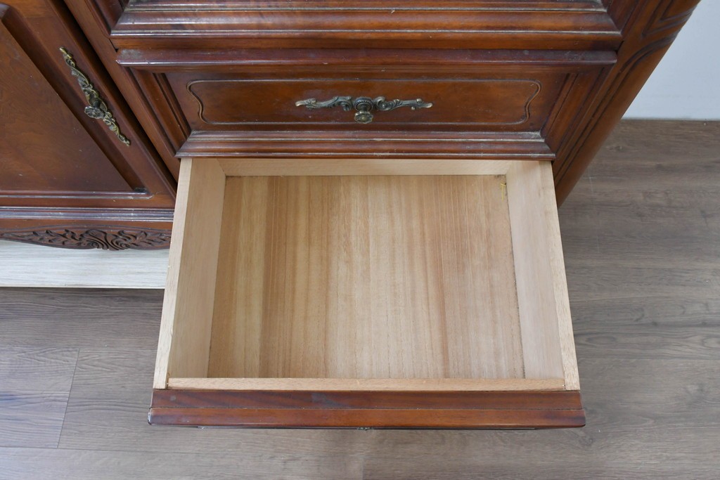 中古　美品　アメリカ輸入家具　繊細な木彫り装飾がエレガントなサイドボード　(R-086343)