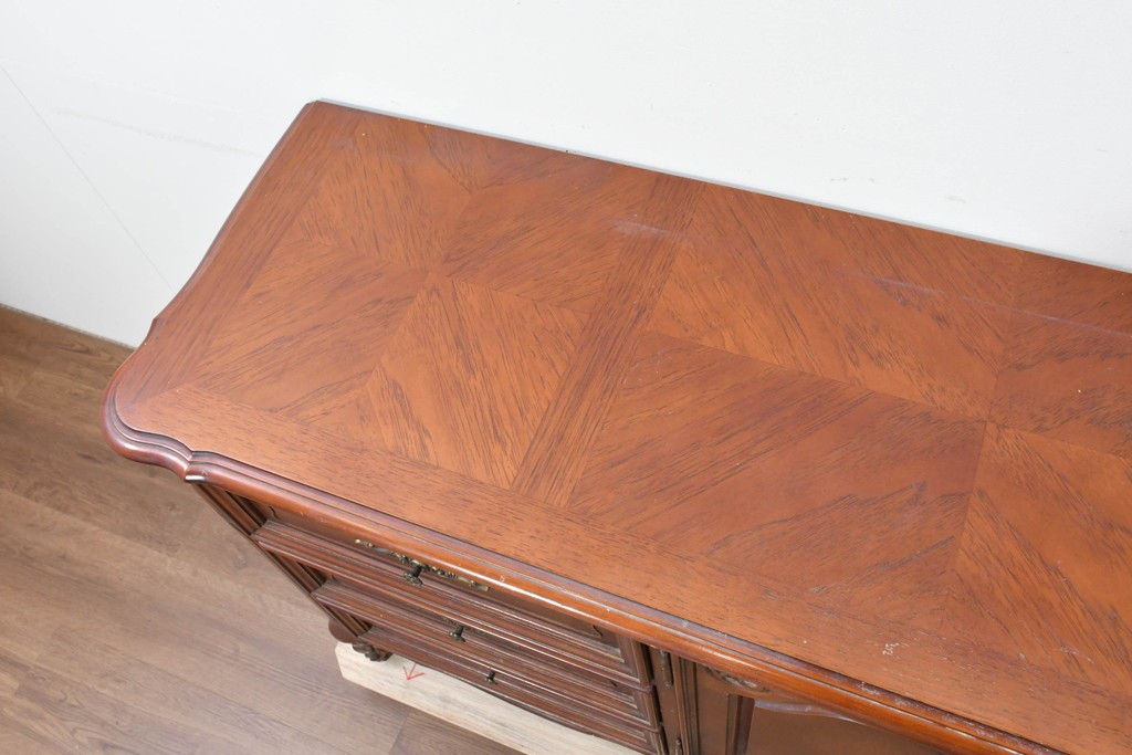 中古　美品　アメリカ輸入家具　繊細な木彫り装飾がエレガントなサイドボード　(R-086343)