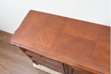 中古　美品　アメリカ輸入家具　繊細な木彫り装飾がエレガントなサイドボード　(R-086343)