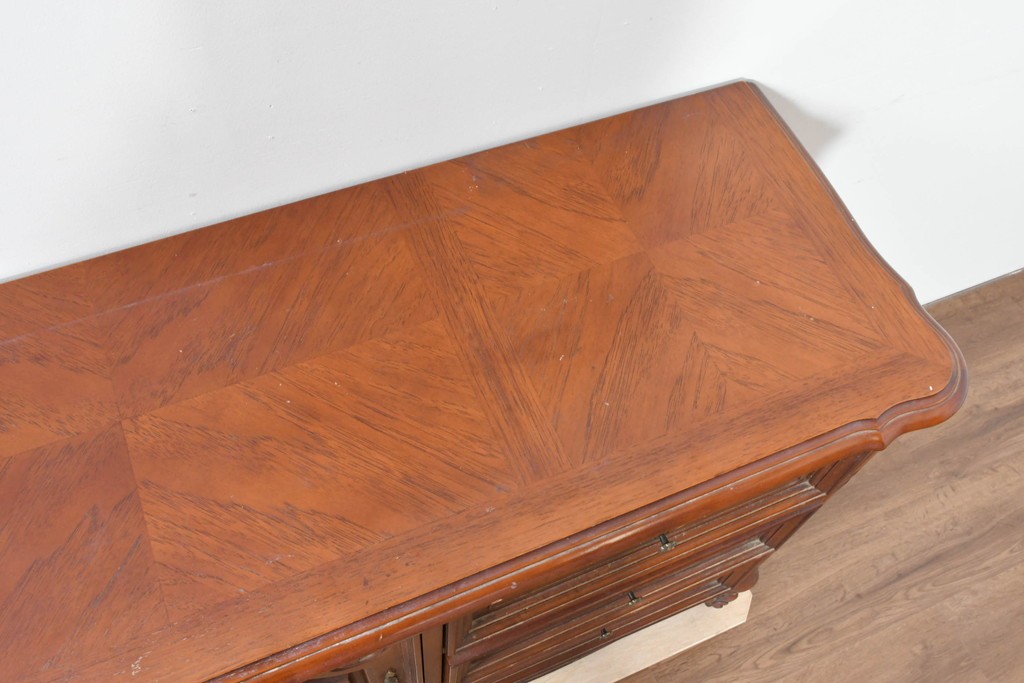 中古　美品　アメリカ輸入家具　繊細な木彫り装飾がエレガントなサイドボード　(R-086343)