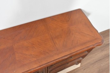 中古　美品　アメリカ輸入家具　繊細な木彫り装飾がエレガントなサイドボード　(R-086343)