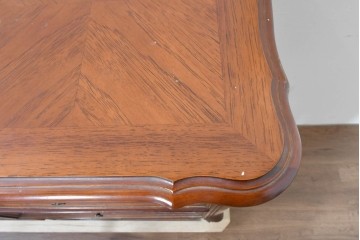 中古　美品　アメリカ輸入家具　繊細な木彫り装飾がエレガントなサイドボード　(R-086343)