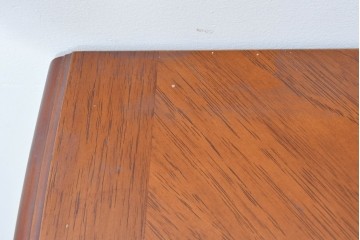 中古　美品　アメリカ輸入家具　繊細な木彫り装飾がエレガントなサイドボード　(R-086343)