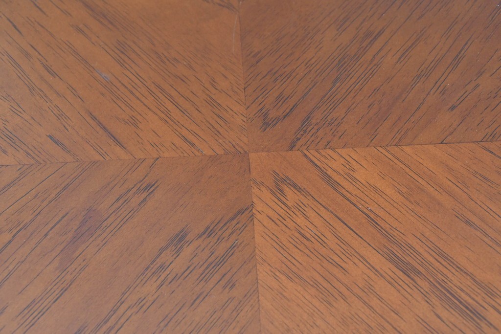 中古　美品　アメリカ輸入家具　繊細な木彫り装飾がエレガントなサイドボード　(R-086343)