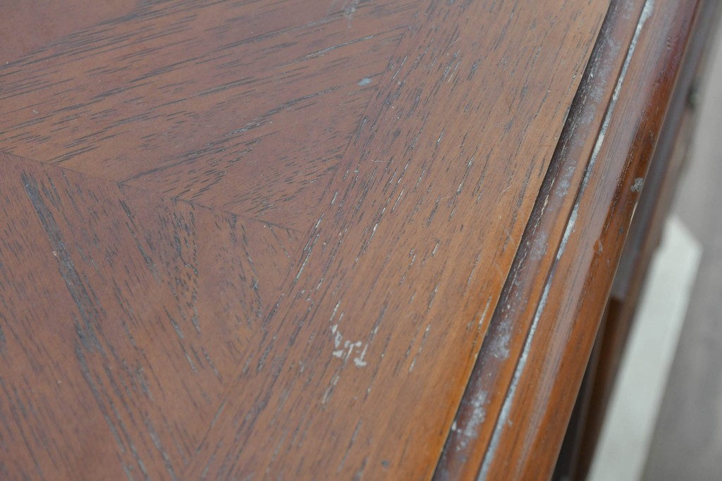 中古　美品　アメリカ輸入家具　繊細な木彫り装飾がエレガントなサイドボード　(R-086343)