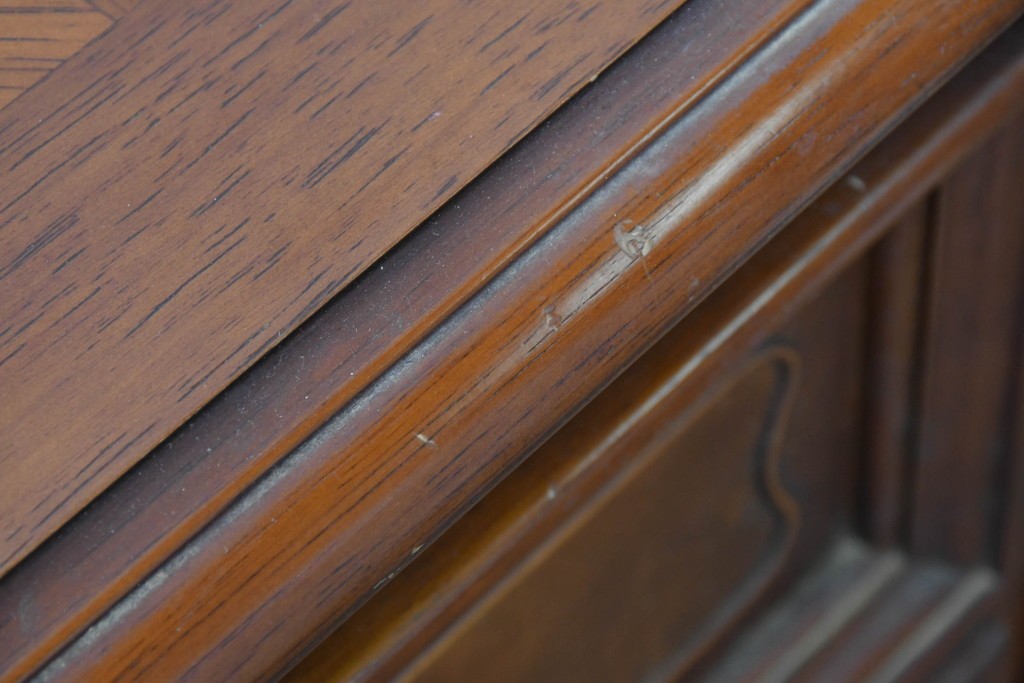 中古　美品　アメリカ輸入家具　繊細な木彫り装飾がエレガントなサイドボード　(R-086343)