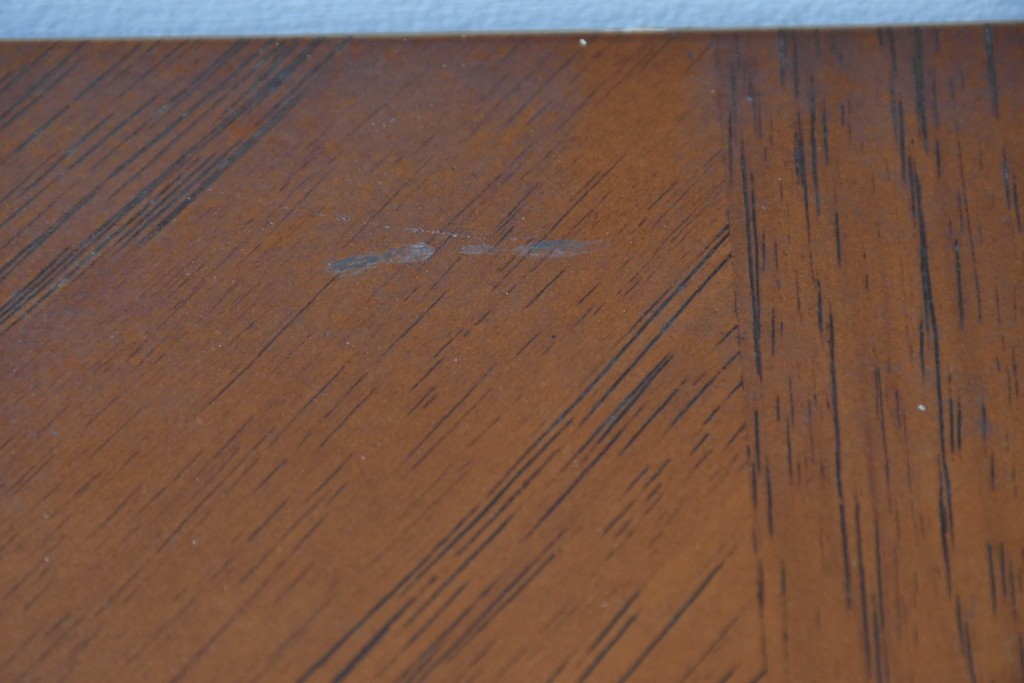 中古　美品　アメリカ輸入家具　繊細な木彫り装飾がエレガントなサイドボード　(R-086343)