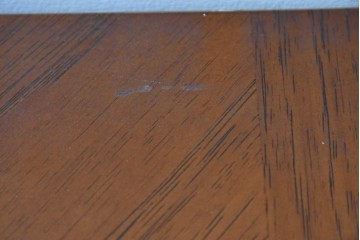 中古　美品　アメリカ輸入家具　繊細な木彫り装飾がエレガントなサイドボード　(R-086343)