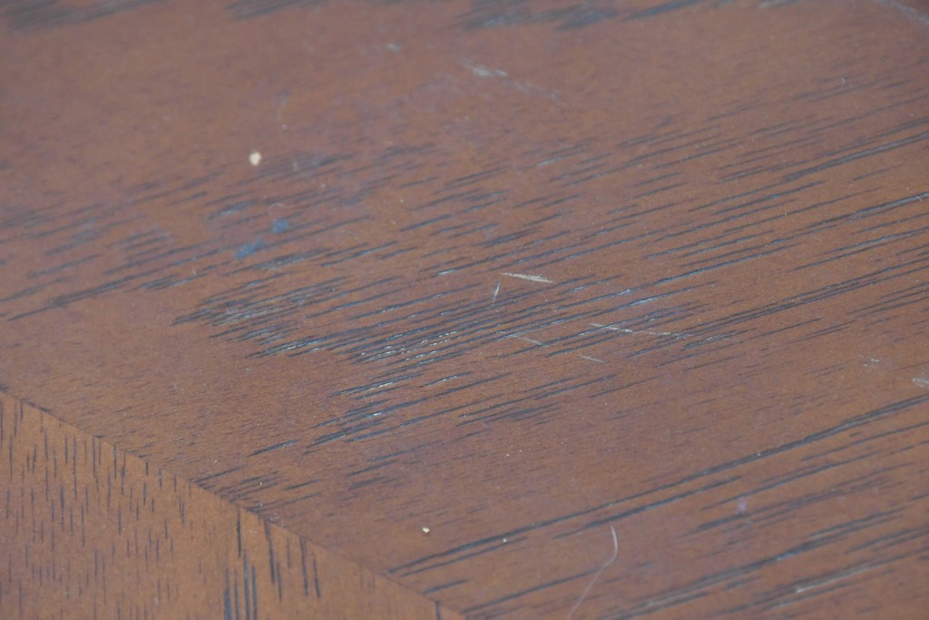 中古　美品　アメリカ輸入家具　繊細な木彫り装飾がエレガントなサイドボード　(R-086343)