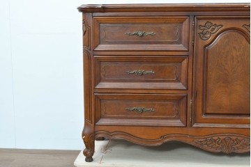 中古　美品　アメリカ輸入家具　繊細な木彫り装飾がエレガントなサイドボード　(R-086343)