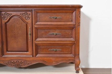 中古　美品　アメリカ輸入家具　繊細な木彫り装飾がエレガントなサイドボード　(R-086343)