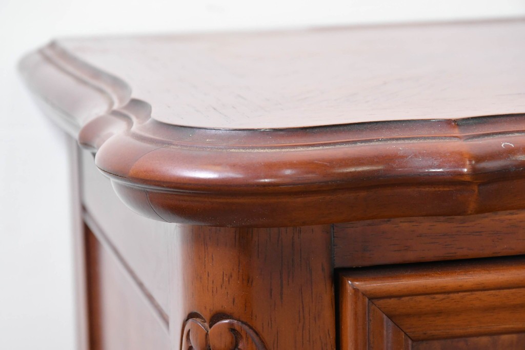 中古　美品　アメリカ輸入家具　繊細な木彫り装飾がエレガントなサイドボード　(R-086343)