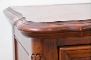 中古　美品　アメリカ輸入家具　繊細な木彫り装飾がエレガントなサイドボード　(R-086343)