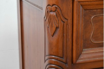 中古　美品　アメリカ輸入家具　繊細な木彫り装飾がエレガントなサイドボード　(R-086343)