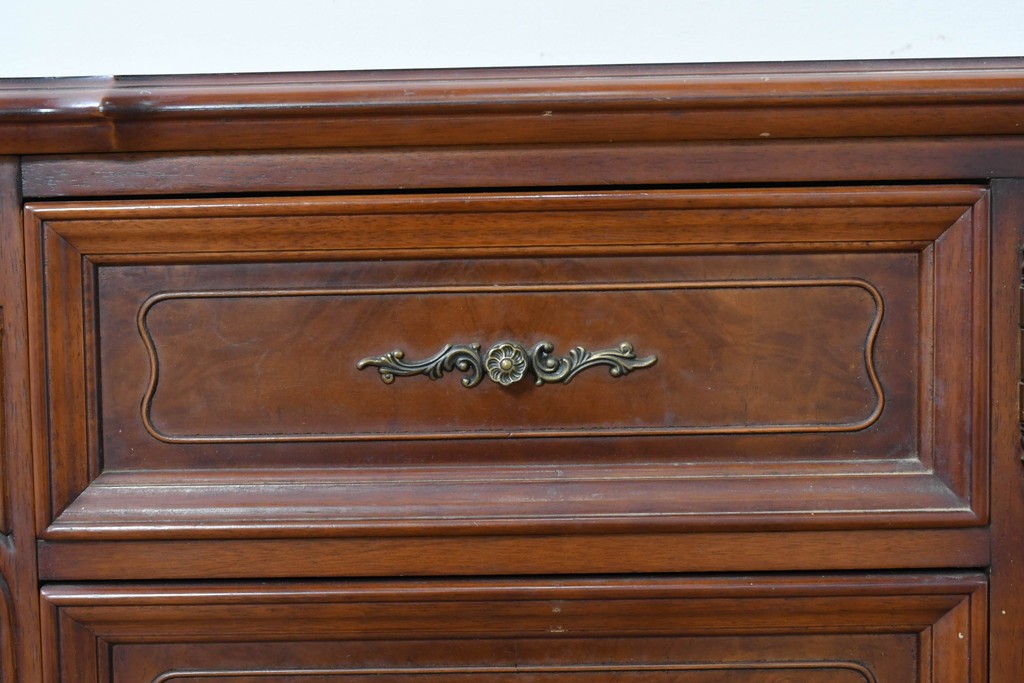 中古　美品　アメリカ輸入家具　繊細な木彫り装飾がエレガントなサイドボード　(R-086343)