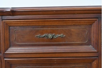 中古　美品　アメリカ輸入家具　繊細な木彫り装飾がエレガントなサイドボード　(R-086343)