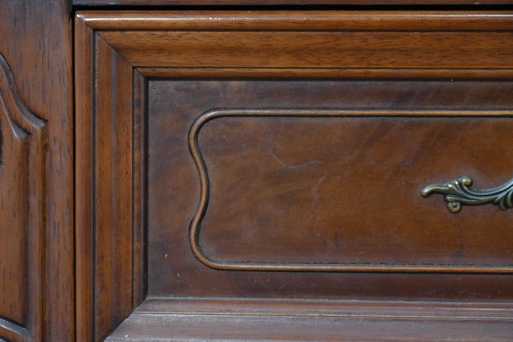 中古　美品　アメリカ輸入家具　繊細な木彫り装飾がエレガントなサイドボード　(R-086343)