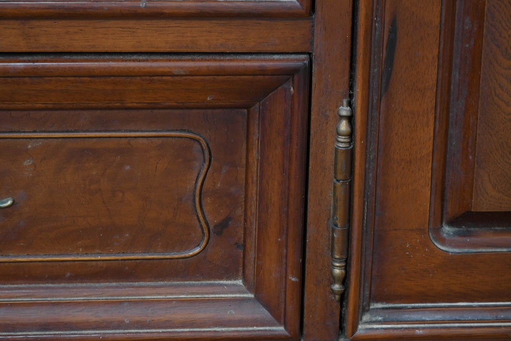 中古　美品　アメリカ輸入家具　繊細な木彫り装飾がエレガントなサイドボード　(R-086343)