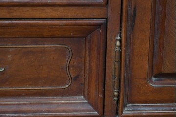 中古　美品　アメリカ輸入家具　繊細な木彫り装飾がエレガントなサイドボード　(R-086343)