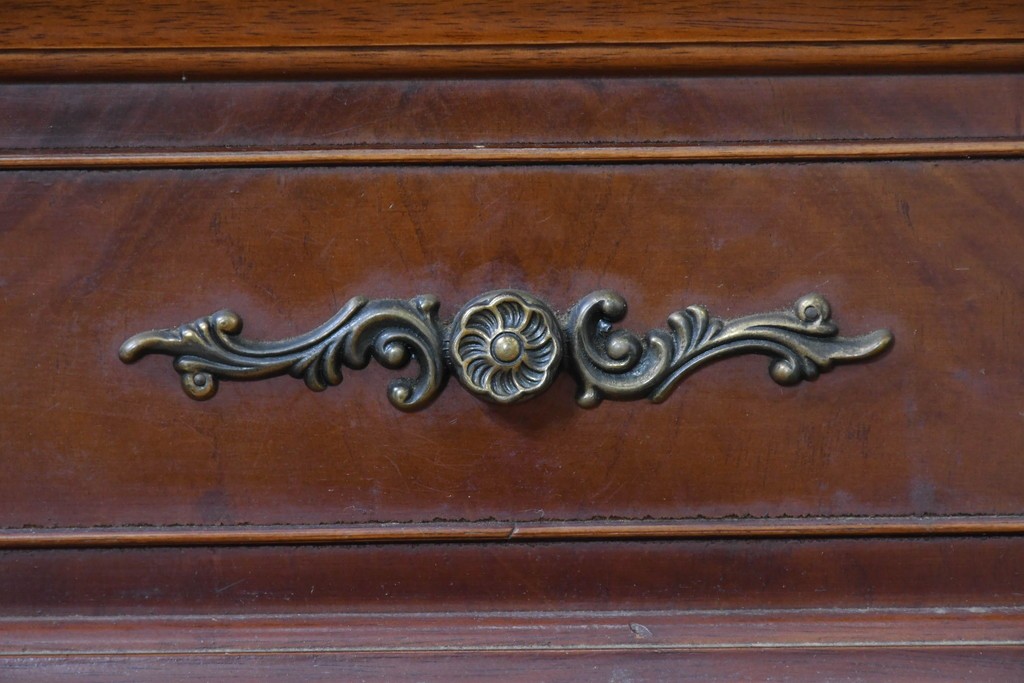 中古　美品　アメリカ輸入家具　繊細な木彫り装飾がエレガントなサイドボード　(R-086343)