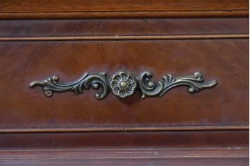 中古　美品　アメリカ輸入家具　繊細な木彫り装飾がエレガントなサイドボード　(R-086343)