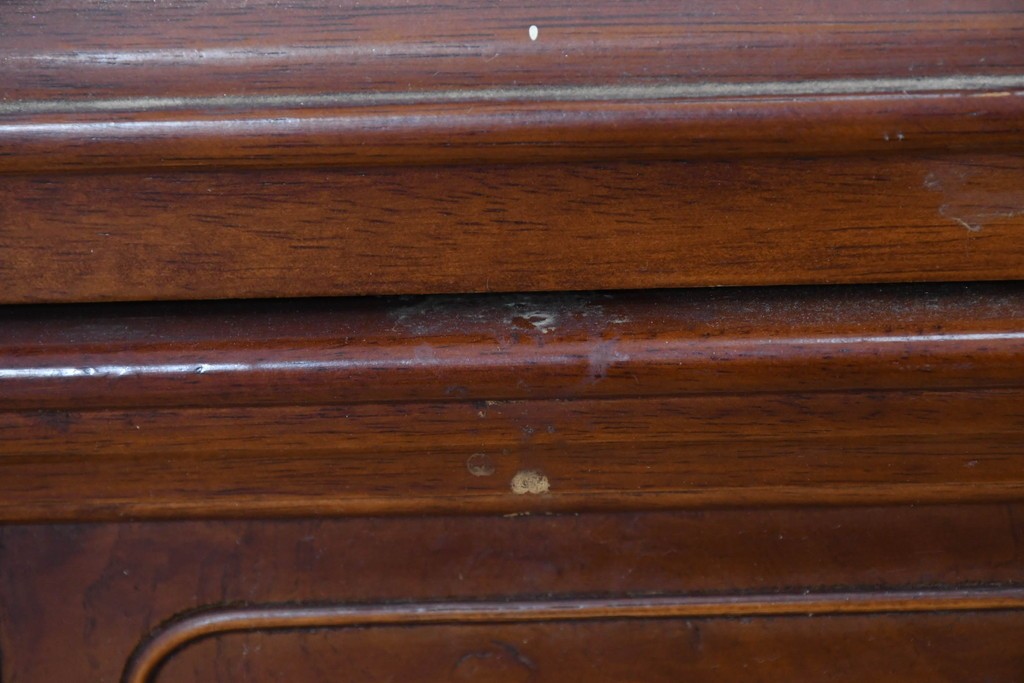 中古　美品　アメリカ輸入家具　繊細な木彫り装飾がエレガントなサイドボード　(R-086343)