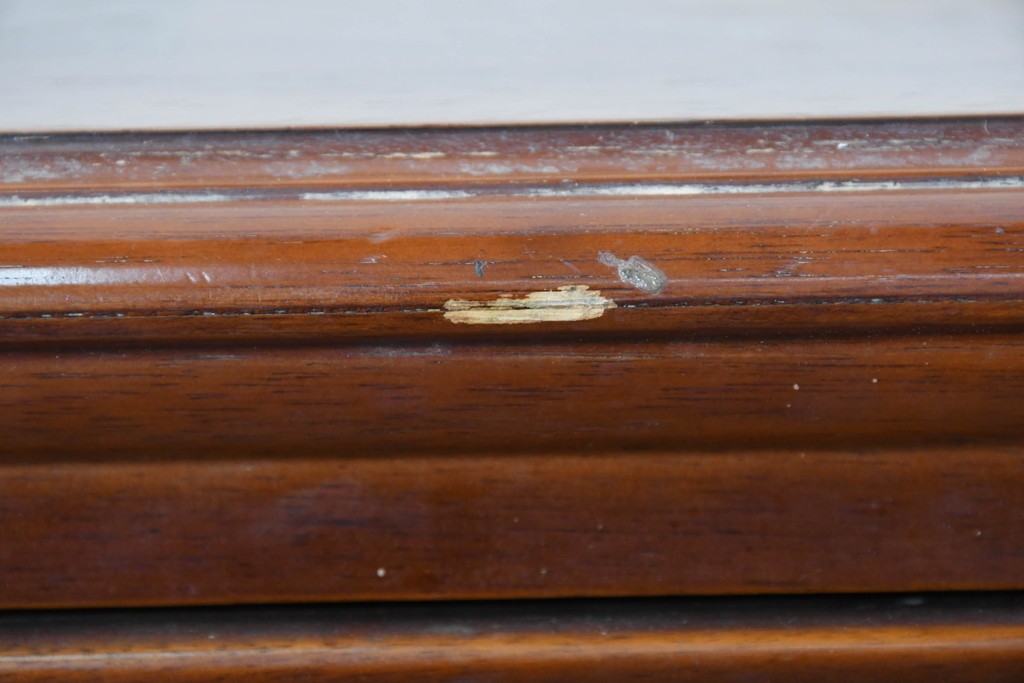 中古　美品　アメリカ輸入家具　繊細な木彫り装飾がエレガントなサイドボード　(R-086343)