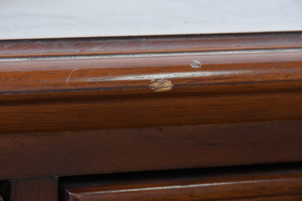 中古　美品　アメリカ輸入家具　繊細な木彫り装飾がエレガントなサイドボード　(R-086343)