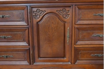 中古　美品　アメリカ輸入家具　繊細な木彫り装飾がエレガントなサイドボード　(R-086343)