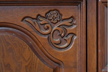 中古　美品　アメリカ輸入家具　繊細な木彫り装飾がエレガントなサイドボード　(R-086343)