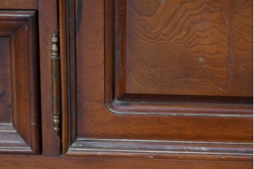 中古　美品　アメリカ輸入家具　繊細な木彫り装飾がエレガントなサイドボード　(R-086343)