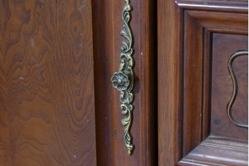 中古　美品　アメリカ輸入家具　繊細な木彫り装飾がエレガントなサイドボード　(R-086343)