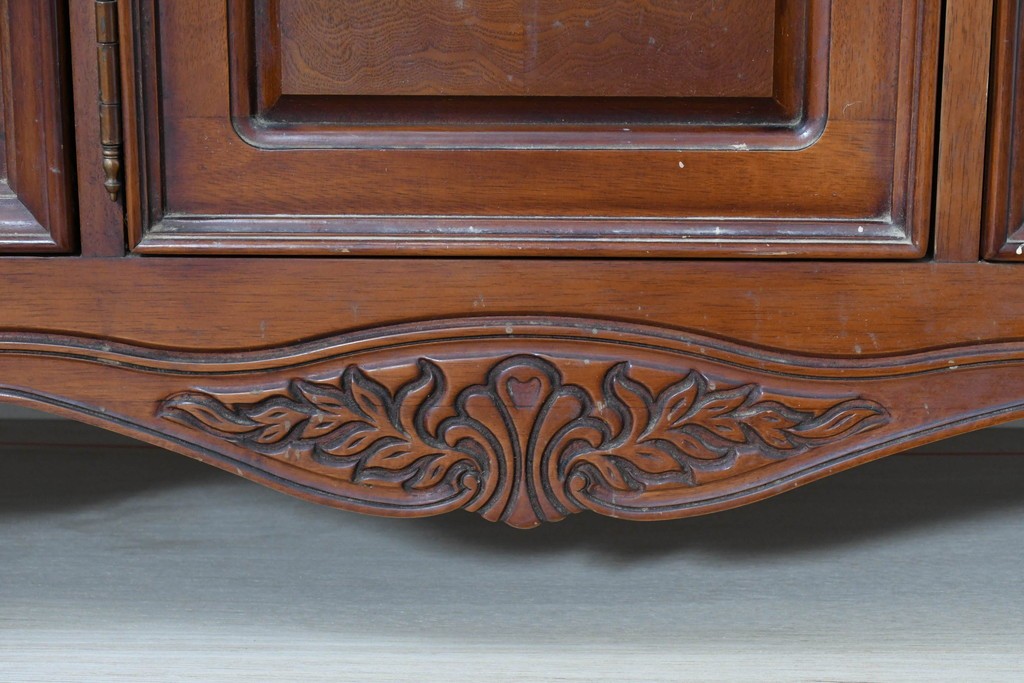 中古　美品　アメリカ輸入家具　繊細な木彫り装飾がエレガントなサイドボード　(R-086343)