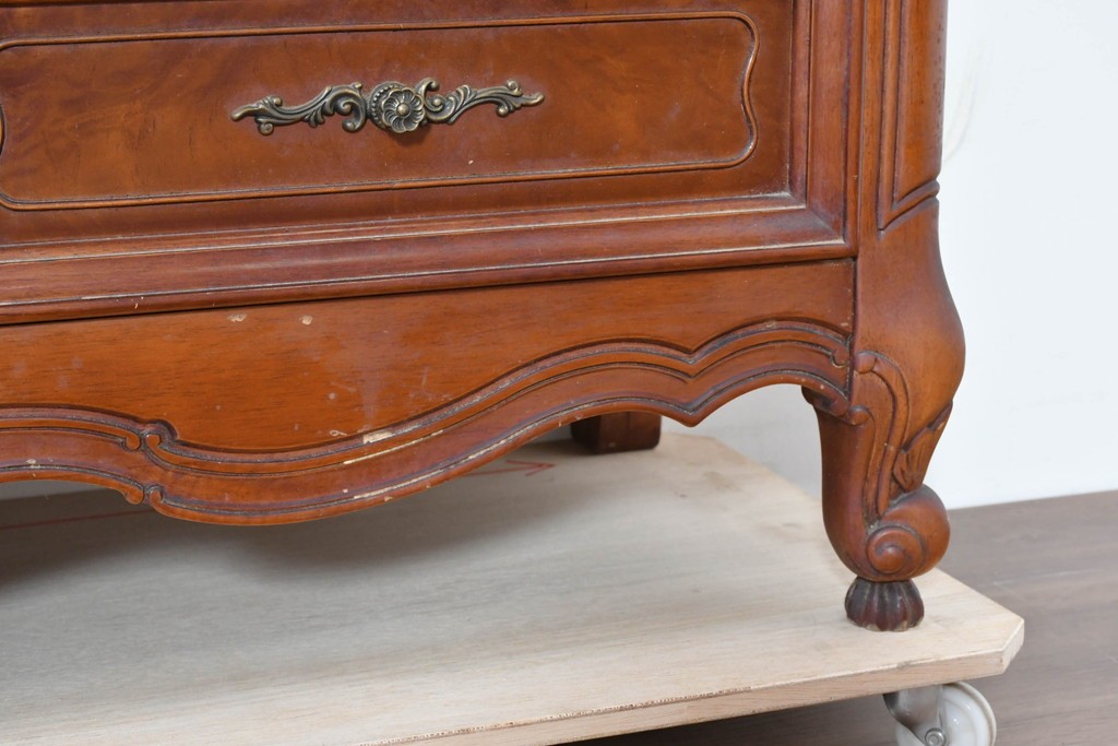 中古　美品　アメリカ輸入家具　繊細な木彫り装飾がエレガントなサイドボード　(R-086343)