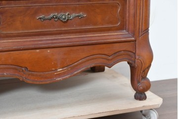 中古　美品　アメリカ輸入家具　繊細な木彫り装飾がエレガントなサイドボード　(R-086343)