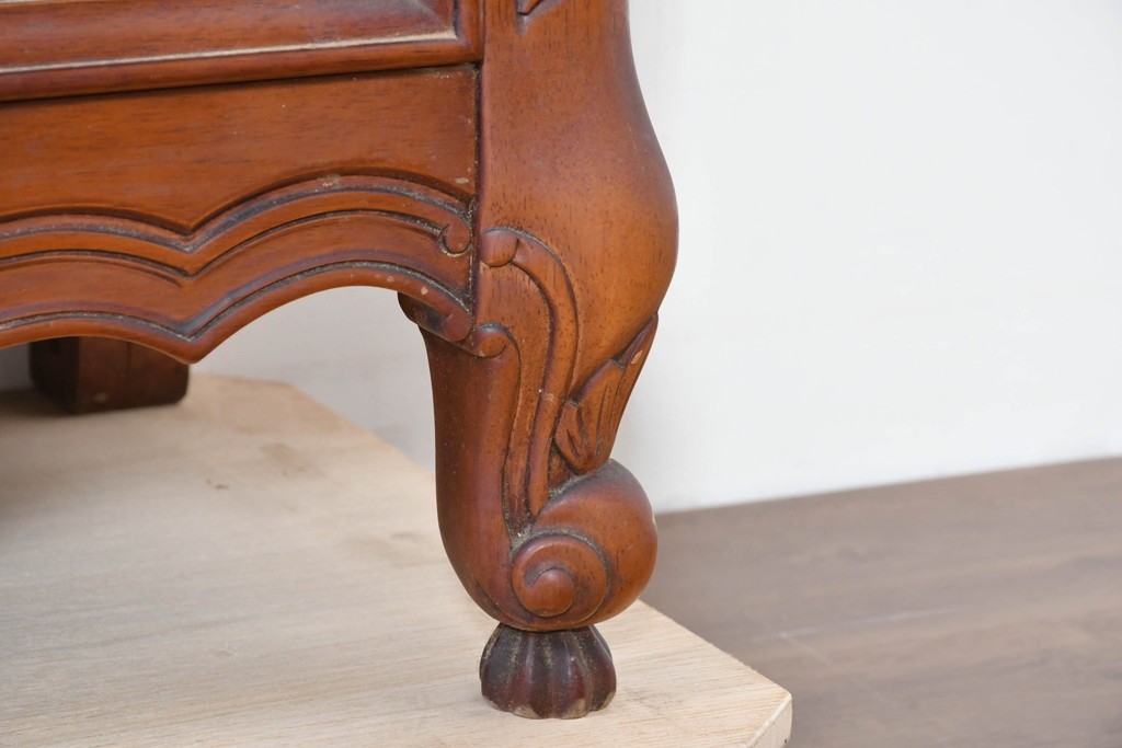 中古　美品　アメリカ輸入家具　繊細な木彫り装飾がエレガントなサイドボード　(R-086343)