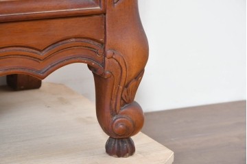 中古　美品　アメリカ輸入家具　繊細な木彫り装飾がエレガントなサイドボード　(R-086343)