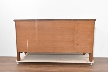 中古　美品　アメリカ輸入家具　繊細な木彫り装飾がエレガントなサイドボード　(R-086343)