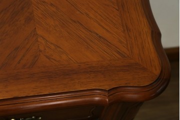 中古　美品　アメリカ輸入家具　繊細な木彫り装飾がエレガントなサイドボード　(R-086343)